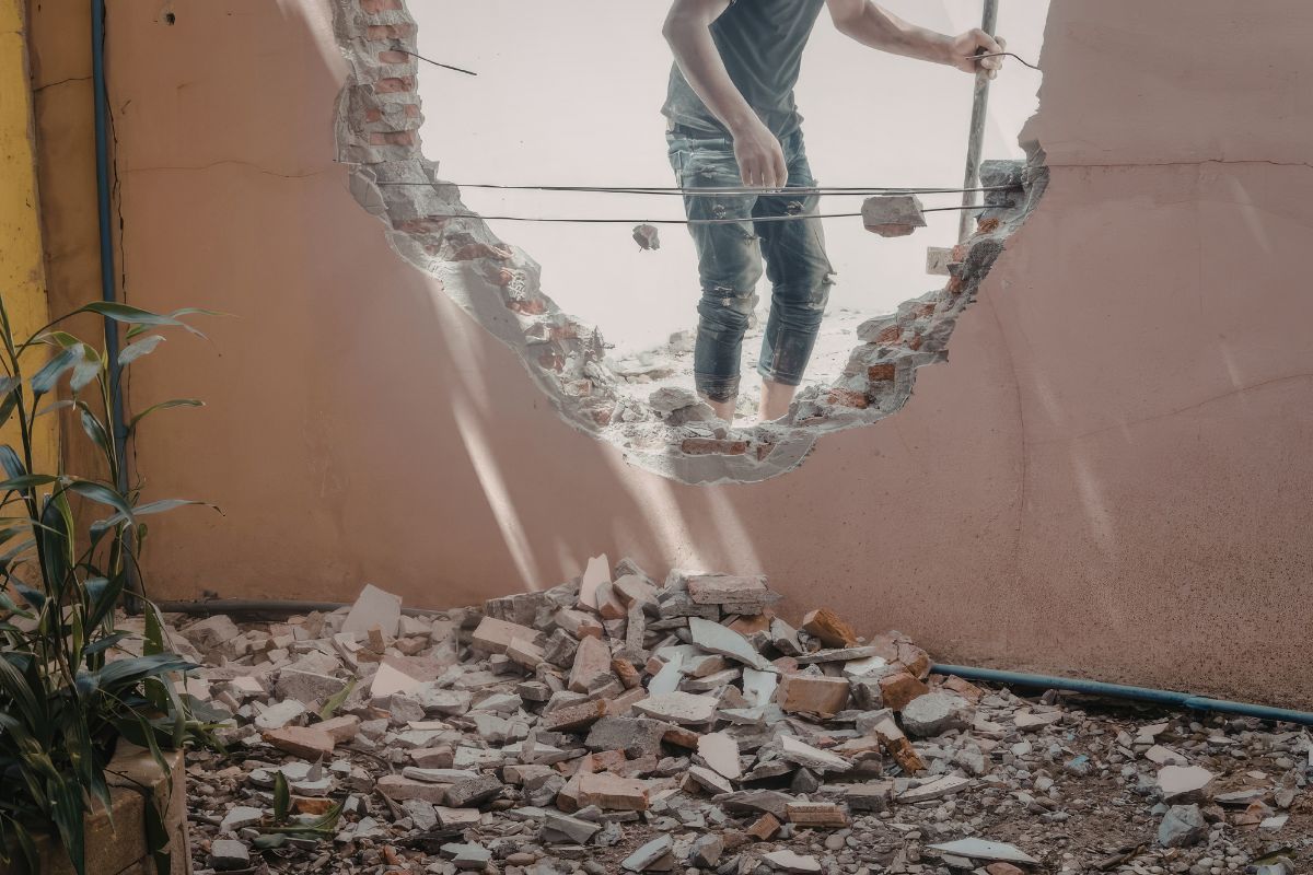 تكسير الجدران وإزالة التشطيبات